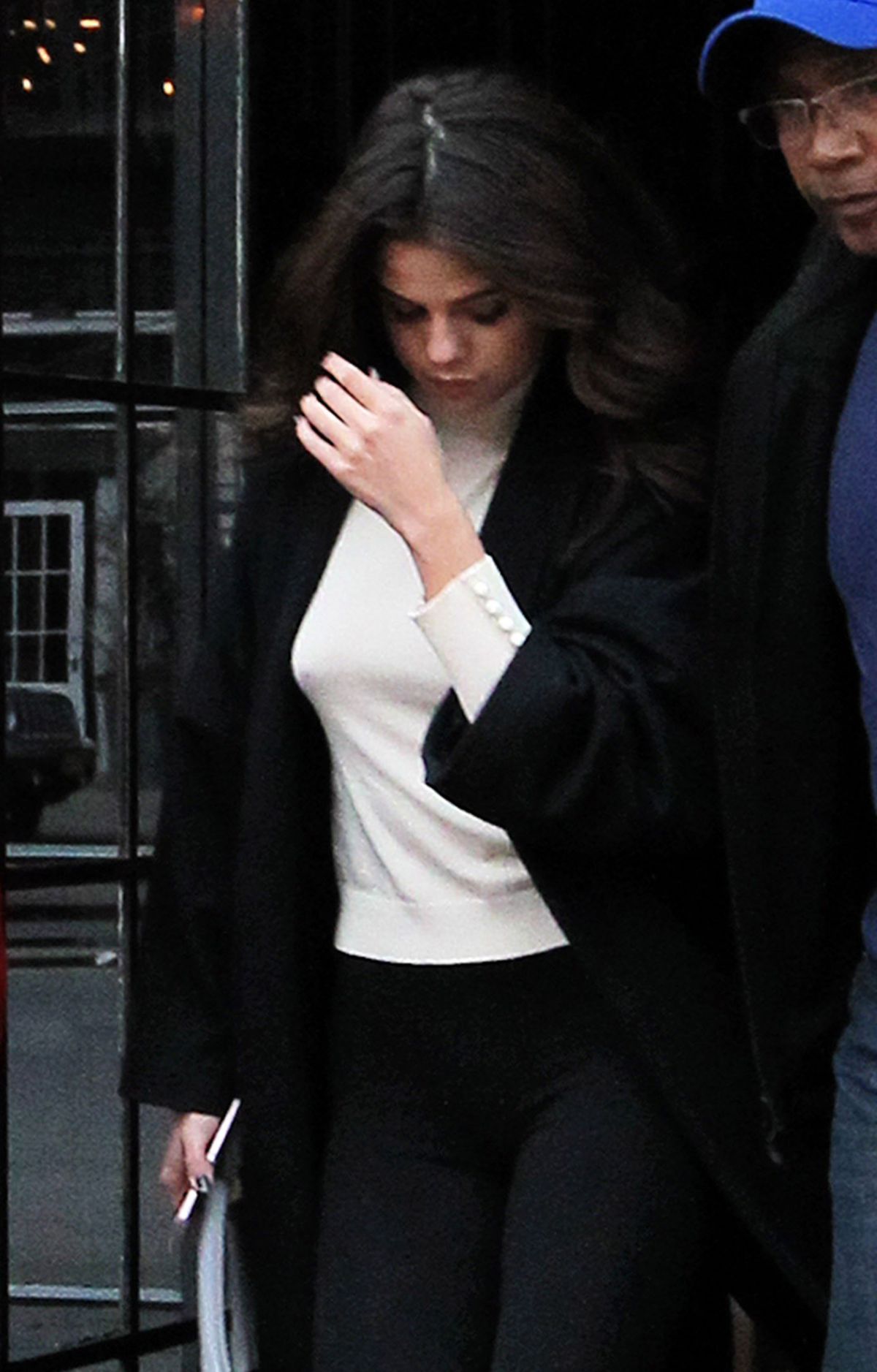 SELENA GOMEZ Leaves Her Hotel in New York 02/09/2016 SELENA GOMEZ Leaves Her Hotel in New York 02/09/2016