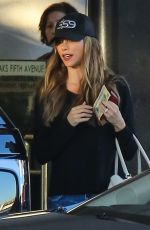 SOFIA VERGARA Shopping at Sask Fifth Avenue in Beverly Hills 02/02/2016