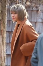 TAYLOR SWIFT Arrives in Reading 02/19/2016