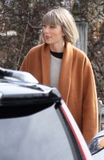 TAYLOR SWIFT Arrives in Reading 02/19/2016