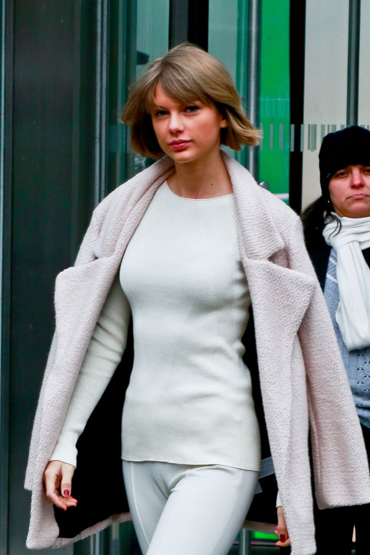TAYLOR SWIFT Leaves Vogue TAYLOR SWIFT Leaves Vogue
