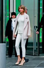 TAYLOR SWIFT Leaves Vogue