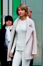 TAYLOR SWIFT Leaves Vogue
