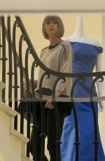 TAYLOR SWIFT Shopping at Barneys New York in Beverly Hills 02/17/2016