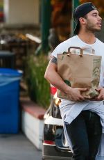 ARIANA GRANDE Shopping at Whole Foods in Studio City 03/17/2016