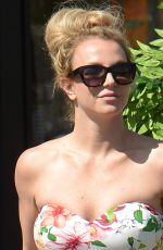 BRITNEY SPEARS Shopping at Hobby Lobby in Los Angeles 02/29/2016