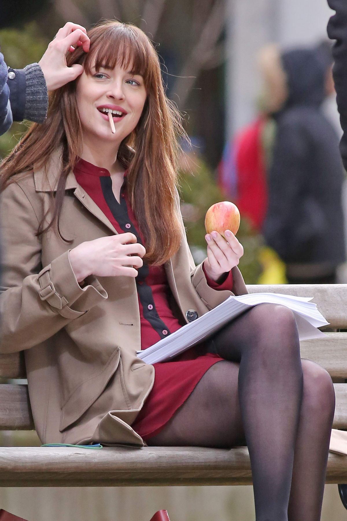 dakota-johnson-on-the-set-of-fifty-shades-darker-in-vancouver-03-14-2016_3.