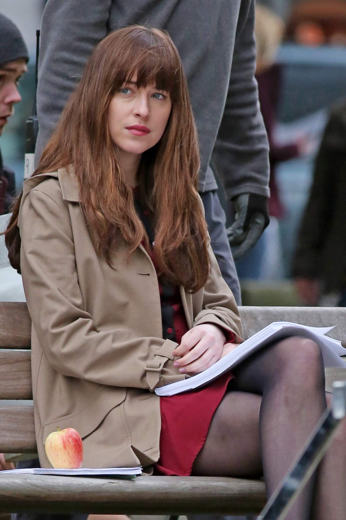 dakota-johnson-on-the-set-of-fifty-shades-darker-in-vancouver-03-14-2016_4.