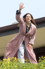 JENNIFER GARNER on the Set of 