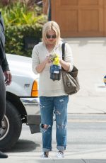 KATE HUDSON at Brentwood Farmers Market in Los Angeles 03/20/2016
