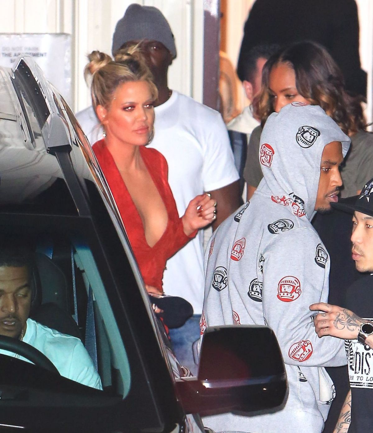 KHLOE KARDASHIAN Leaves a Studio in Los Angeles 03/09/2016 KHLOE KARDASHIAN Leaves a Studio in Los Angeles 03/09/2016
