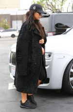 KIM KARDASHIAN Shopping at Toys R Us in Calabasas 03/05/2016