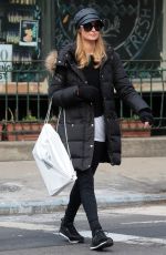 PARIS HILTON Shopping at The Apple Store in New York 03/05/2016