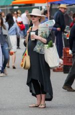 Pregnant ANNE HATHAWAY Shopping at Farmer