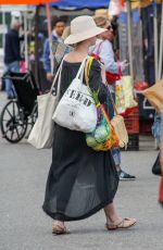 Pregnant ANNE HATHAWAY Shopping at Farmer