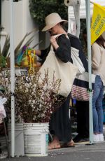 Pregnant ANNE HATHAWAY Shopping at Farmer