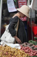 Pregnant ANNE HATHAWAY Shopping at Farmer