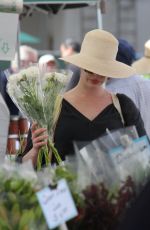Pregnant ANNE HATHAWAY Shopping at Farmer