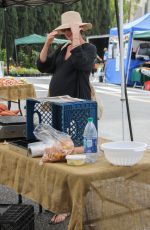 Pregnant ANNE HATHAWAY Shopping at Farmer