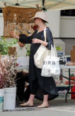 Pregnant ANNE HATHAWAY Shopping at Farmer