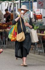 Pregnant ANNE HATHAWAY Shopping at Farmer