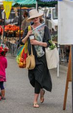 Pregnant ANNE HATHAWAY Shopping at Farmer