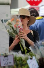 Pregnant ANNE HATHAWAY Shopping at Farmer