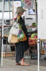 Pregnant ANNE HATHAWAY Shopping at Farmer