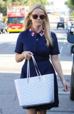 REESE WITHERSOON Out Shopping at Brentwood Country Mart 03/12/2016