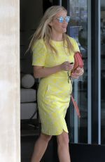 REESE WITHERSPOON Shopping in Los Angeles 03/03/2016