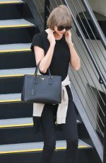 TAYLOR SWIFT Leaves a Doctor