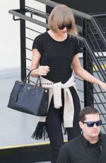 TAYLOR SWIFT Leaves a Doctor