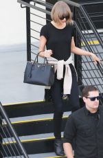 TAYLOR SWIFT Leaves a Doctor