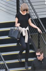 TAYLOR SWIFT Leaves a Doctor