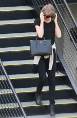 TAYLOR SWIFT Leaves a Doctor