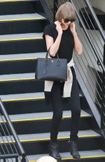 TAYLOR SWIFT Leaves a Doctor