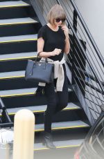 TAYLOR SWIFT Leaves a Doctor