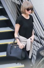 TAYLOR SWIFT Leaves a Doctor