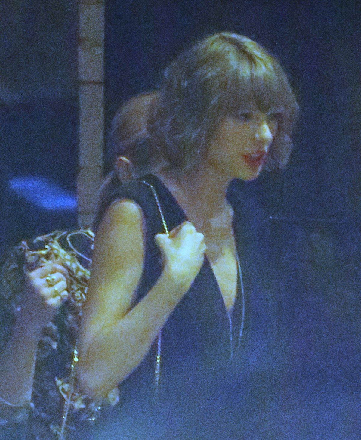 TAYLOR SWIFT Out for Dinner in Los Angeles 03/09/2016 TAYLOR SWIFT Out for Dinner in Los Angeles 03/09/2016