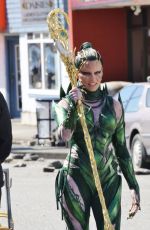 ELIZABETH BANKS on the Set of 