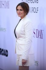 JULIA ROBERTS Arrives at ‘Mother’s Day’ Premiere in Los Angeles 04/13/2016