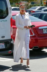 KHLOE KARDASHIAN Out and About in Calabasas 04/18/2016
