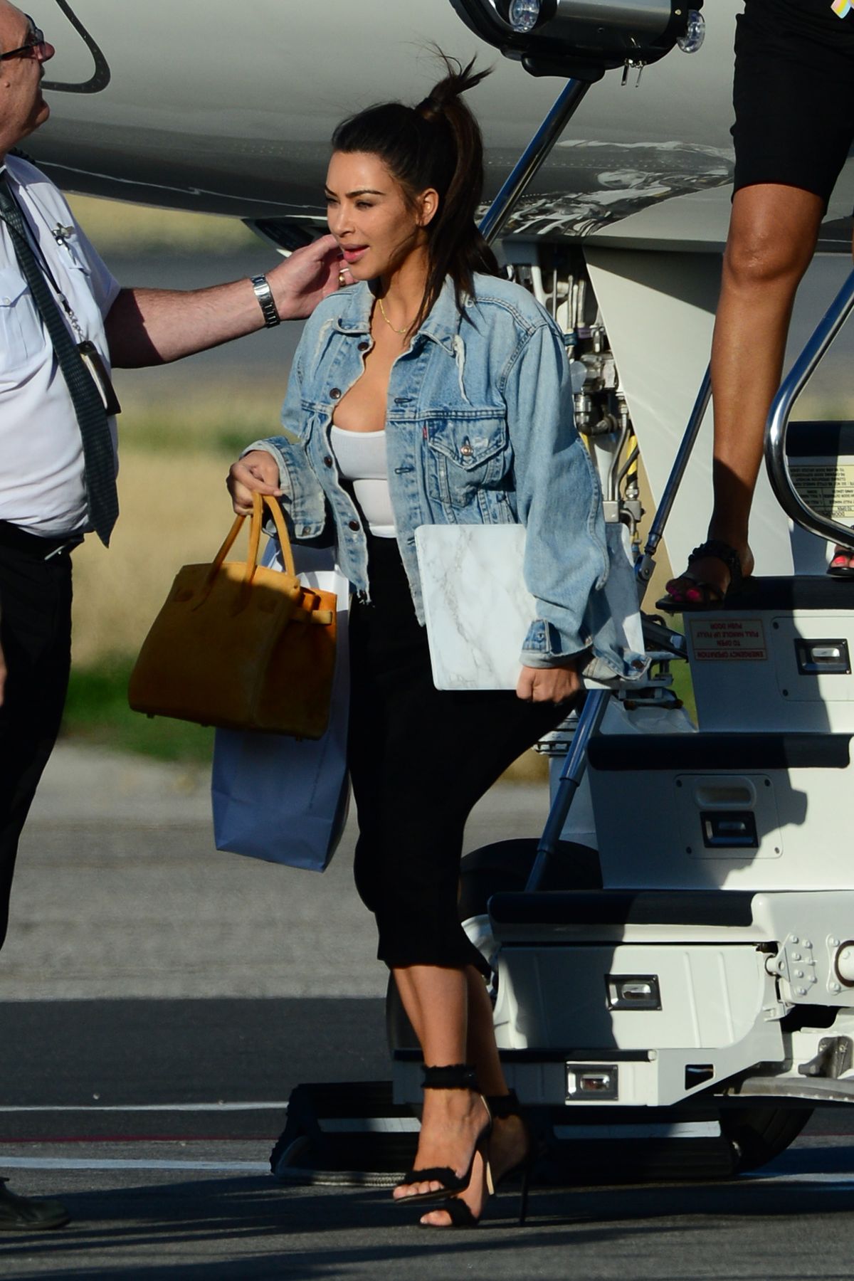 KIM KARDASHIAN at Van Nuys Signature Airport in Los Angeles 04/24/2016 KIM KARDASHIAN at Van Nuys Signature Airport in Los Angeles 04/24/2016