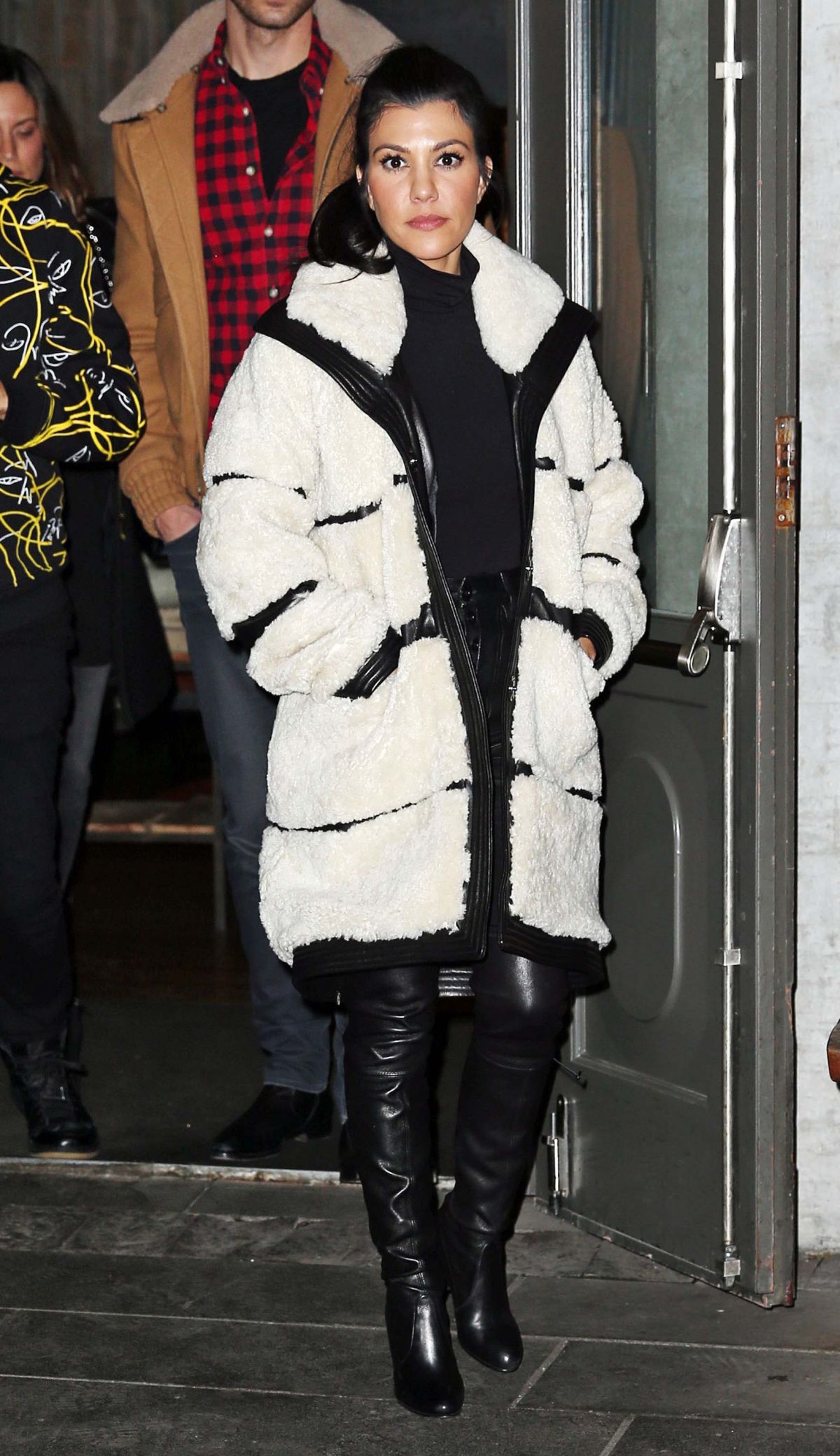 KOURTNEY KARDASHIAN Leaves a Restaurant in Los Angeles 04/17/2016 KOURTNEY KARDASHIAN Leaves a Restaurant in Los Angeles 04/17/2016