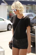 TAYLOR SWIFT at M Cafe in Beverly Hills 04/28/2016
