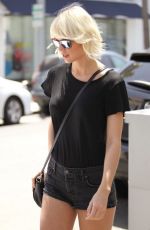 TAYLOR SWIFT at M Cafe in Beverly Hills 04/28/2016
