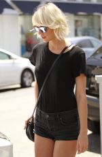 TAYLOR SWIFT at M Cafe in Beverly Hills 04/28/2016