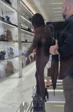 TAYLOR SWIFT Shopping at Saint Laurent Store in Beverly Hills 04/07/2016