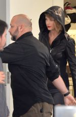 TAYLOR SWIFT Shopping at Saint Laurent Store in Beverly Hills 04/07/2016