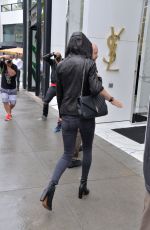TAYLOR SWIFT Shopping at Saint Laurent Store in Beverly Hills 04/07/2016